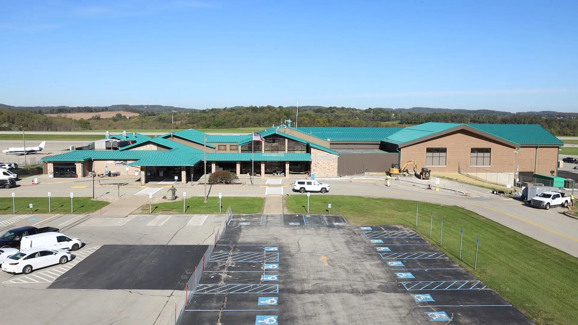 The terminal at Arnold Palmer Regional Airport, with the ridge behind it